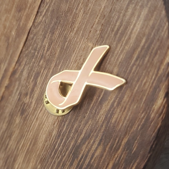 Jewelry - Breast‎ cancer ribbon pin vintage B519